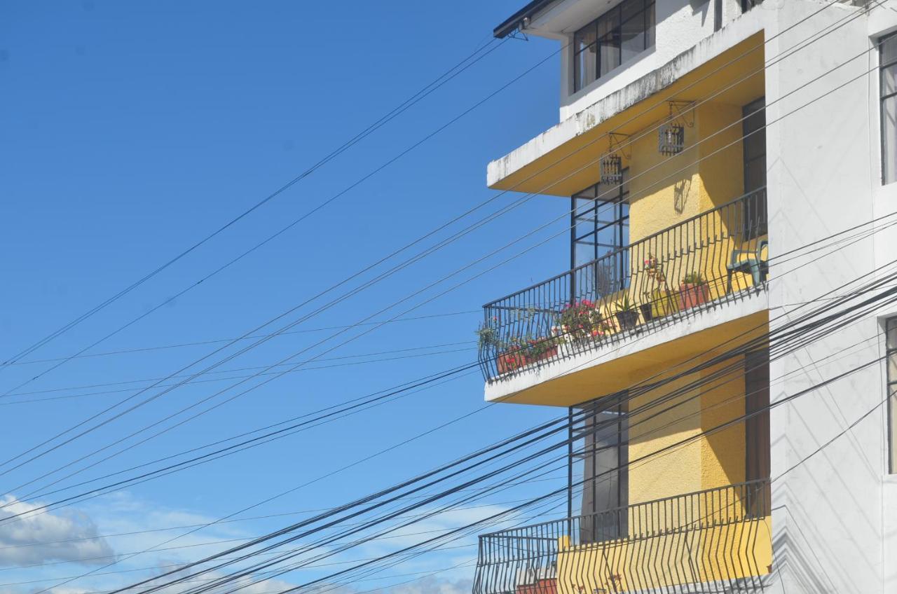 The Quito Guest House With Yellow Balconies For Travellers Exterior foto