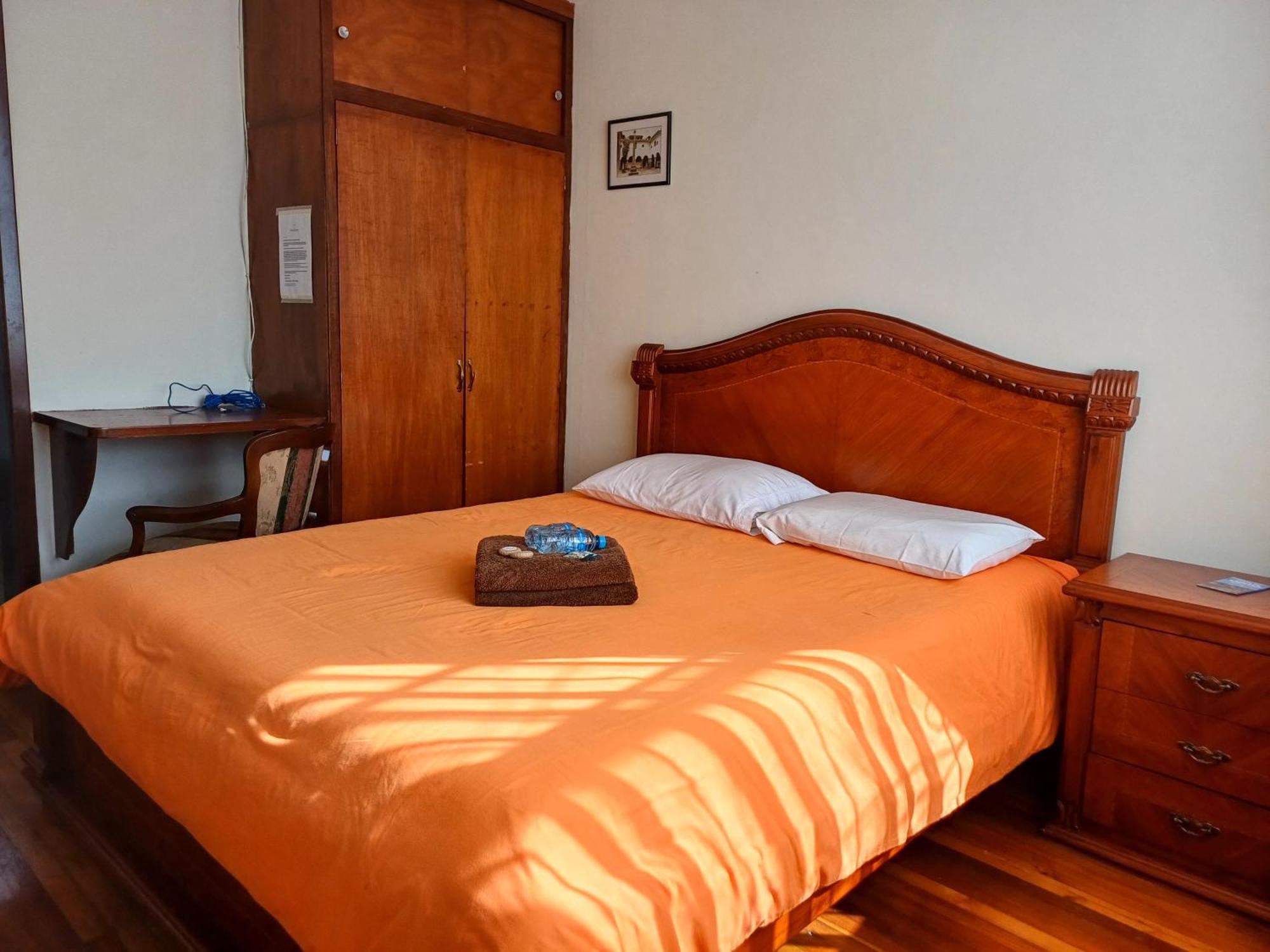 The Quito Guest House With Yellow Balconies For Travellers Exterior foto