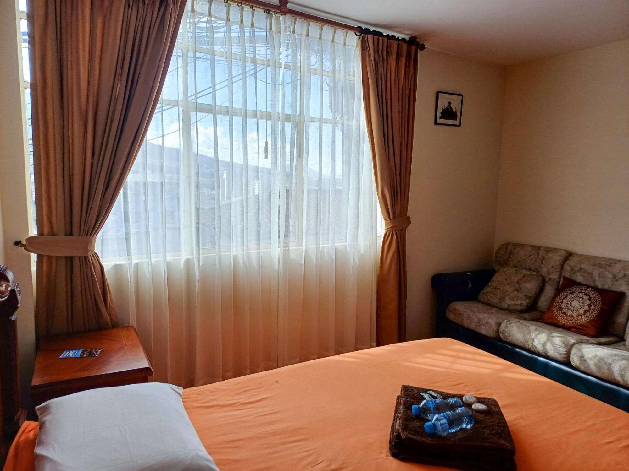 The Quito Guest House With Yellow Balconies For Travellers Exterior foto
