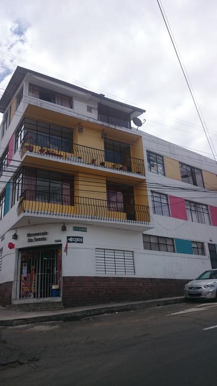 The Quito Guest House With Yellow Balconies For Travellers Exterior foto